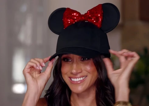 Megana ar piemiņas cepurīti no vizītes Disnejlendā šā gada jūnijā.