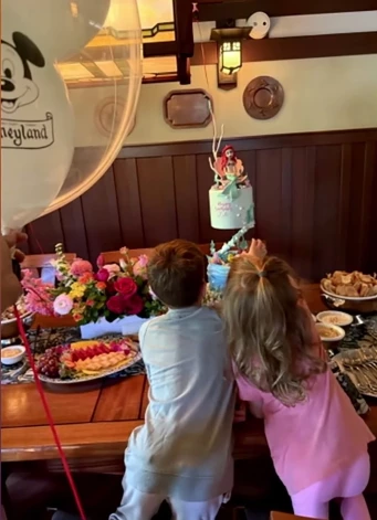 Disnejlendā Saseksas hercogu ģimene atzīmēja meitas princeses Lilibetas 4. dzimšanas dienu. Viņai bija “Mazās nāriņas” tematikā gatavota kūka ar glazūrā rakstītu gaviļnieces vārdu.