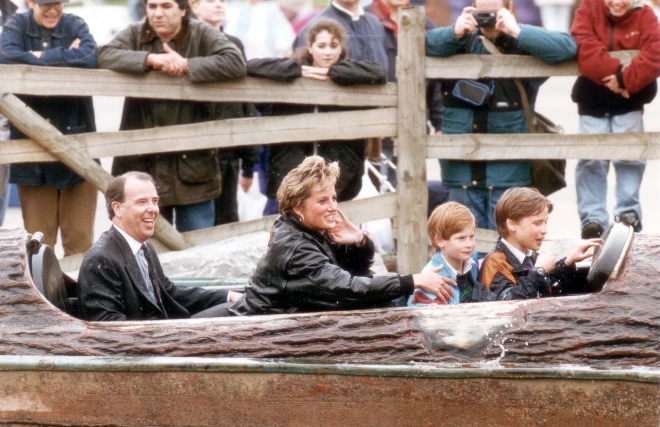 Princis Harijs ar brāli Viljamu un mammu princesi Diānu Torpas atrakciju parkā Lielbritānijā 1993. gada aprīlī. Kopā ar viņiem braucienā devies arī parka ģenerāldirektors Kolins Deivisons.