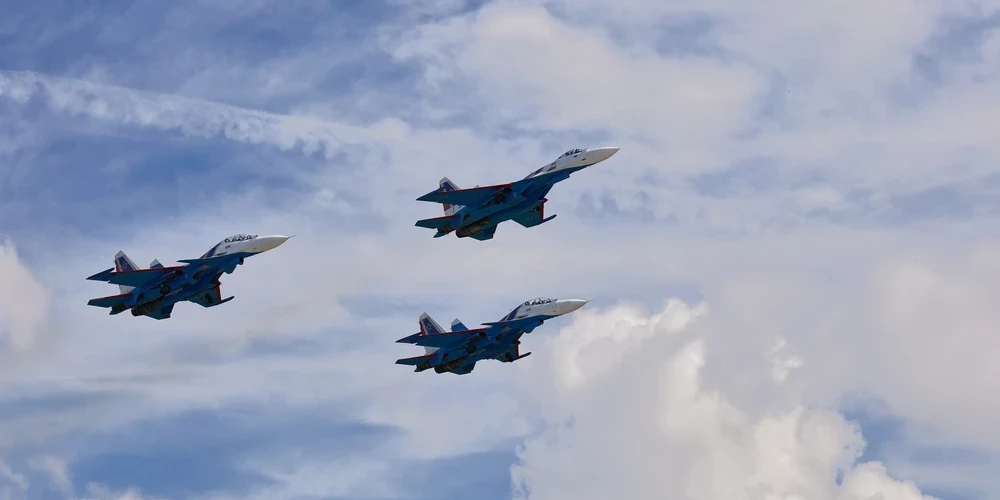 Eiropa brīdinājusi Krieviju, ka notrieks NATO gaisa telpu pārkāpušās lidmašīnas.