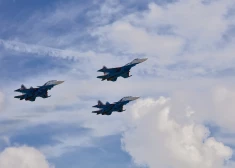 Eiropas diplomāti brīdina Maskavu: Krievijas lidmašīnas var tikt notriektas, ja tās turpinās pārkāpt NATO gaisa telpu