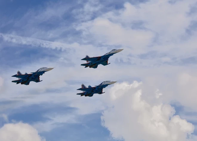 Eiropas diplomāti brīdina Maskavu: Krievijas lidmašīnas var tikt notriektas, ja tās turpinās pārkāpt NATO gaisa telpu