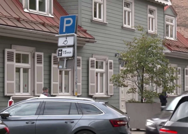 Без разрешений и совести: места для инвалидов у школы в Риге ежедневно занимают посторонние