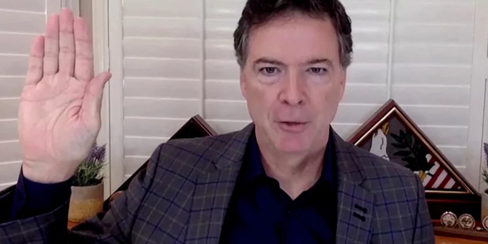 Bijušajam ASV Federālā izmeklēšanas biroja direktoram Džeimsam Komijam ceturtdien tika izvirzītas divas kriminālapsūdzības.