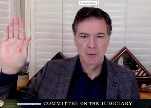 Bijušajam ASV Federālā izmeklēšanas biroja direktoram Džeimsam Komijam ceturtdien tika izvirzītas divas kriminālapsūdzības.