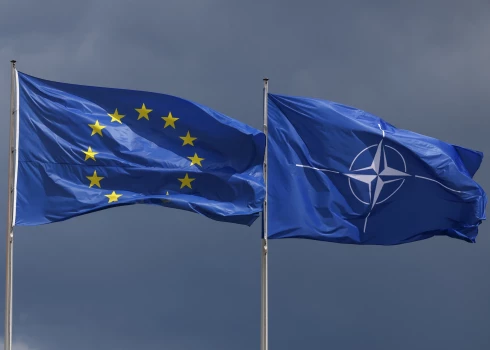 Eiropas Savienības un NATO karogs. 