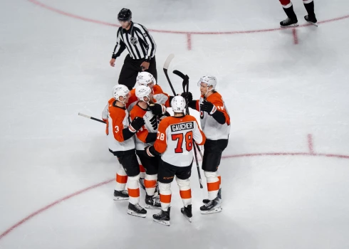 Rodrigo Ābols (pirmais no labās) ar komandas biedriem atzīmē gūtos vārtus.