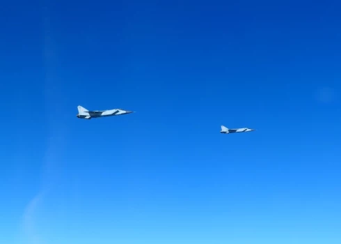 Истребители НАТО вылетели из Шяуляя и после сопровождения самолетов благополучно вернулись на базу.