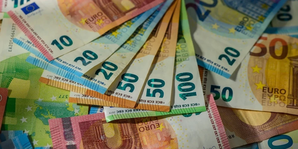 Latvija starptautiskajos finanšu tirgos aizņēmusies 1,25 miljardus eiro, liecina Valsts kases publiskotā informācija.