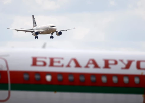 A plane of Etihad Airways company lands at Minsk international airport near the village of Slabada, Belarus, May 19, 2016.  REUTERS/Vasily Fedosenko