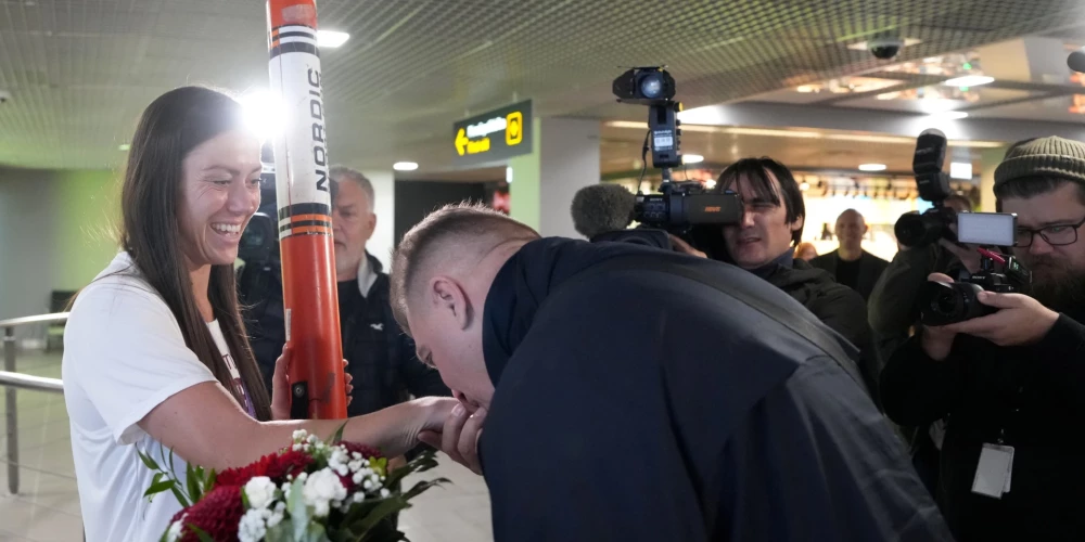 RIX Rīgas lidostā notiek šķēpmetējas Anetes Sietiņas sagaidīšanas pasākums pēc pasaules čempionāta vieglatlētikā Tokijā, kurā ieguva sudraba medaļu šķēpa mešanā. 
