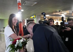 FOTO: ar ziediem un galantu skūpstu mājās sagaidīta pasaules vicečempione šķēpmešanā Anete Sietiņa