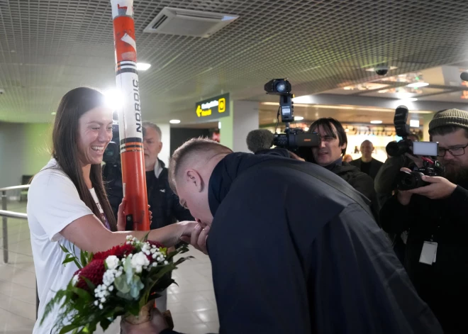 RIX Rīgas lidostā notiek šķēpmetējas Anetes Sietiņas sagaidīšanas pasākums pēc pasaules čempionāta vieglatlētikā Tokijā, kurā ieguva sudraba medaļu šķēpa mešanā.