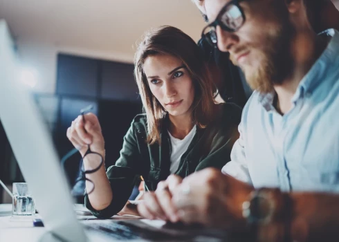 Разрыв в зарплатах между женщинами и мужчинами в Латвии сократился до 14%.