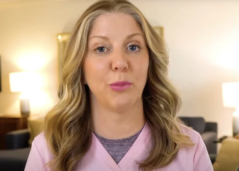 Medmāsa Džūlija Makfadena jau deviņus gadus nelieto alkoholu.