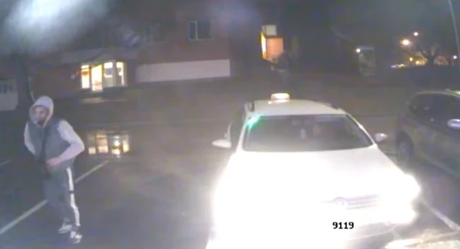 Valsts policijas Vidzemes reģiona pārvaldes Rietumvidzemes iecirkņa amatpersonas aicina aplūkot vīrieša fotogrāfijas.