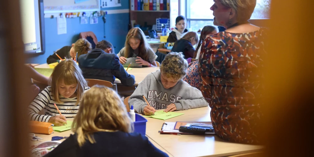 Uzsākot modeļa ieviešanu šajā mācību gadā, ar papildu finanšu līdzekļiem tiks veicināta atbalsta personāla – pedagogu palīgu, logopēdu, psihologu un speciālo pedagogu – piesaiste. 