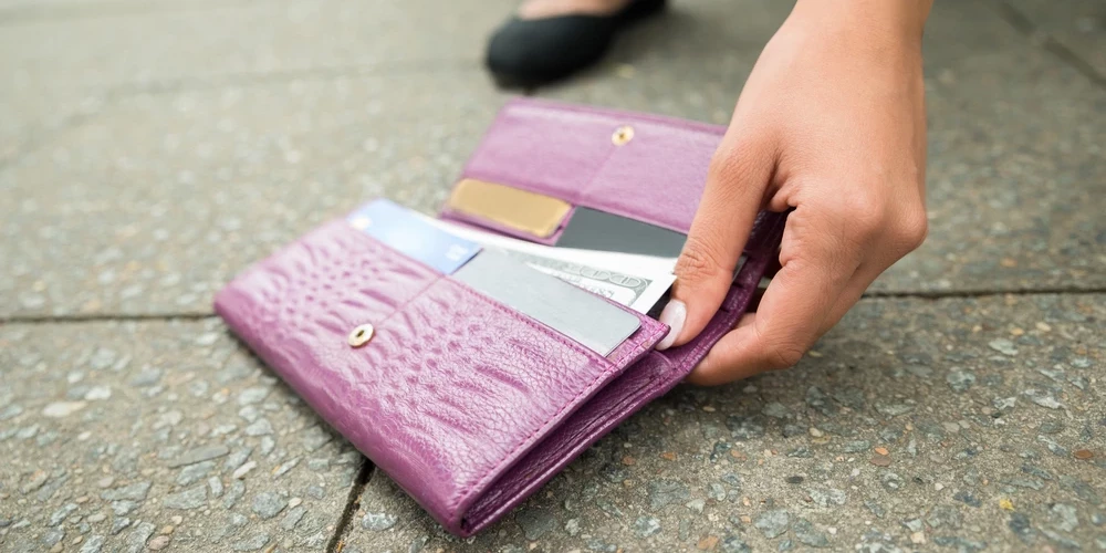 Хотя чаще обсуждается ситуация потери собственной карты, нередко случается и наоборот — кто-то находит чужую платежную карту.