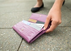 Хотя чаще обсуждается ситуация потери собственной карты, нередко случается и наоборот — кто-то находит чужую платежную карту.
