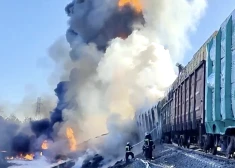 Smagā vilciena un kravas auto sadursmē uzliesmo Krievijas benzīna krājumi. VIDEO
