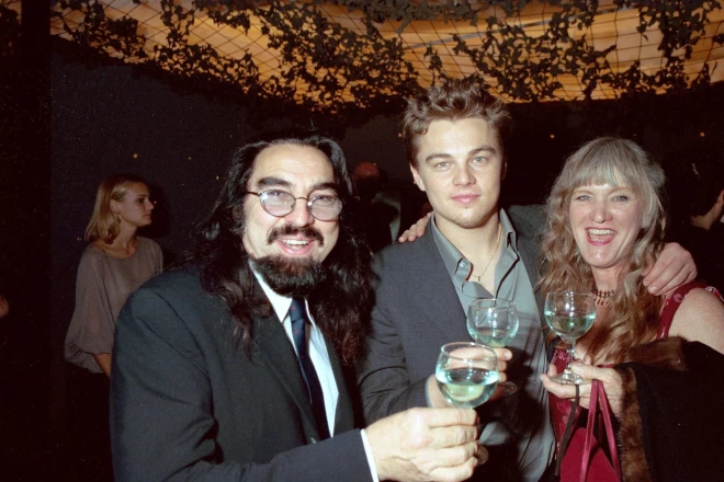 Leonardo Dikaprio ar vecākiem filmas “Pludmale” pirmizrādes ballītē Londonā 2000. gadā.
