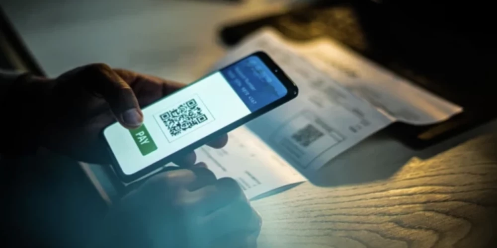 Lai pasargātu sevi no krāpnieciskām shēmām, ir svarīgi pievērst uzmanību QR koda izcelsmei un vietai, kur tas ir izvietots, kā arī būt īpaši piesardzīgiem, ja kods saņemts no nepazīstama sūtītāja.