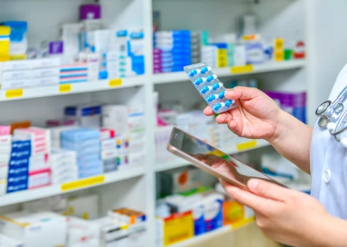 Eiropa kļuvusi atkarīga no Indijas un Ķīnas – aptuveni 80% mums nepieciešamo antibiotiku aktīvo vielu tiek ražotas tieši tur.