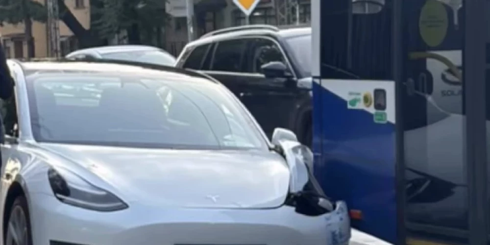 Bojājumi tika nodarīti abiem transporta līdzekļiem.