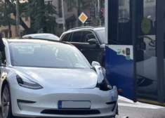 Rīgā ceļu nesadala trolejbuss un smalka "Tesla" 