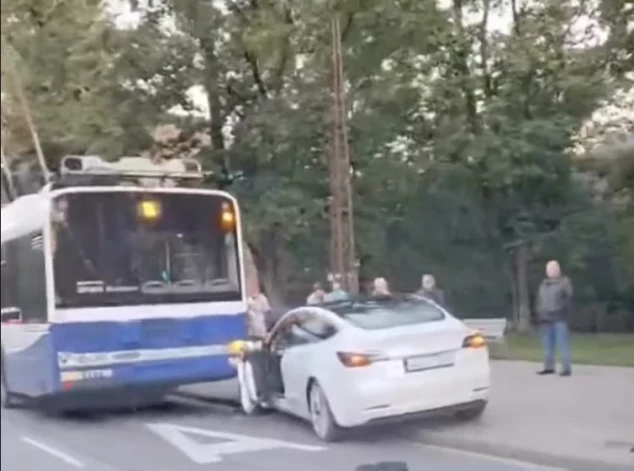Sadursme notika, kad "Tesla" spēkrats ietriecās stāvoša trolejbusa aizmugurē.