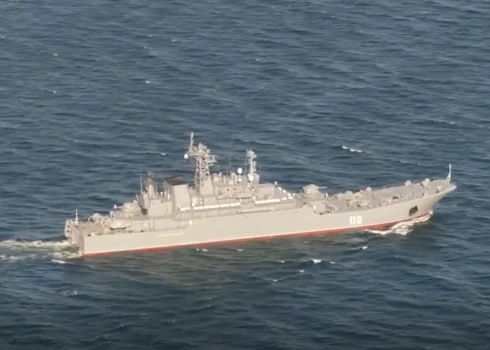 Izdevuma žurnālisti pamanīja un nofotografēja kuģi, lidojot ar helikopteru.