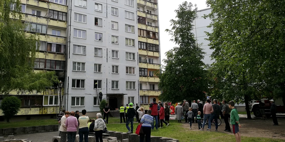 Jelgavā pēc gāzes smakas izplatīšanās no piecstāvu dzīvojamās mājas evakuēti iedzīvotāji. 