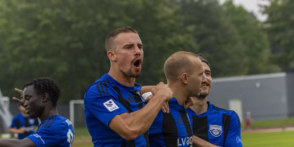Grobiņas futbolisti svin vārtu guvumu. 