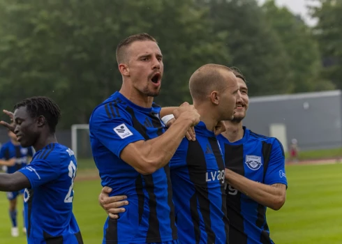 Grobiņas futbolisti svin vārtu guvumu. 