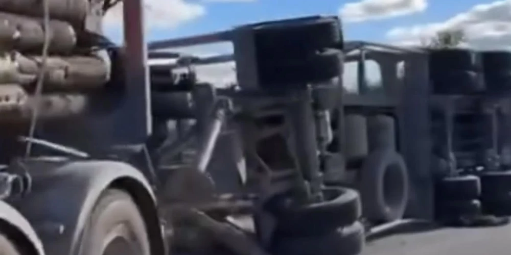 Baļķvedēja un vieglā auto sadursmes dēļ daļēji bloķēta satiksme Jelgavas virzienā. 