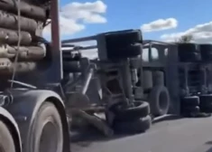 Baļķvedēja un vieglā auto sadursmes dēļ daļēji bloķēta satiksme Jelgavas virzienā; cietušo nav