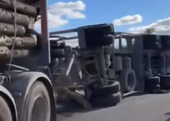 VIDEO: baļķvedēja un vieglā auto sadursmes dēļ daļēji bloķēta satiksme Jelgavas virzienā; cietušo nav