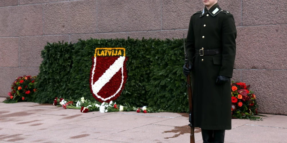 Karavīru goda sardze pie Brīvības pieminekļa./Ilustratīvs attēls.