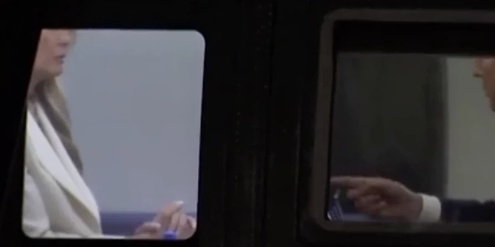 Kadrs no video ar Melāniju un Donaldu Trampiem helikopterā.