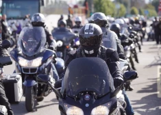 FOTO, VIDEO: rokkoncerts un iespaidīgi triki — motosezonas noslēgums Rīgā