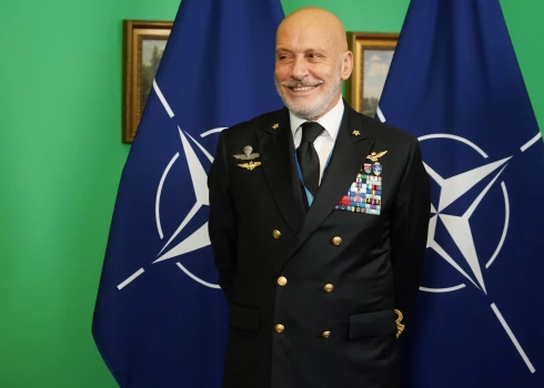Valsts prezidents Edgars Rinkēvičs (no kreisās), NATO Militārās komitejas priekšsēdētājs admirāls Džuzepe Kavo Dragone (Giuseppe Cavo Dragone) un Nacionālo bruņoto spēku komandieris ģenerālmajors Kaspars Pudāns tikšanās laikā Rīgas pilī.