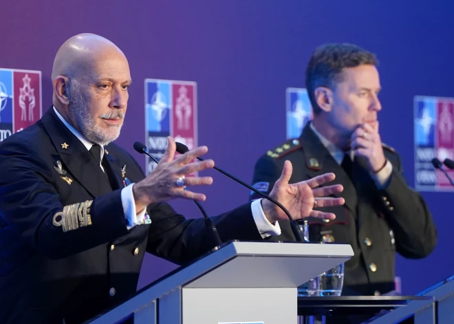 NATO Militārās komitejas priekšsēdētājs admirāls Džuzepe Kavo Dragone (Giuseppe Cavo Dragone) (no kreisās) un Nacionālo bruņoto spēku komandieris ģenerālmajors Kaspars Pudāns piedalās preses konferencē NATO Militārās komitejas konferences laikā.