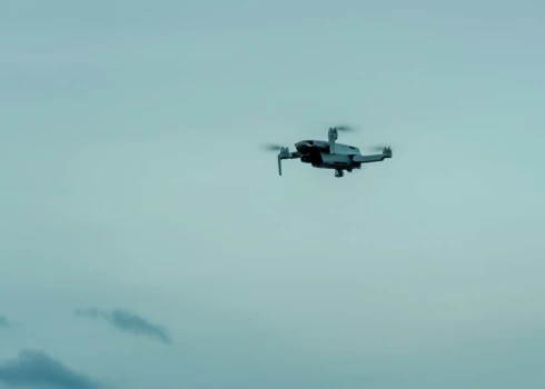 Dānijā naktī virs militārajiem objektiem atkal manīti neidentificēti lidroboti.