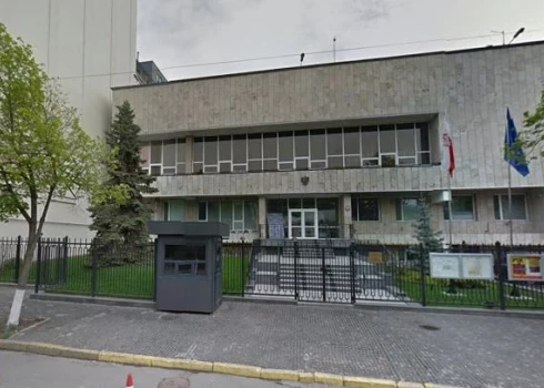 Neskatoties uz postījumiem, Polijas vēstniecība Kijivā turpinās darbu.