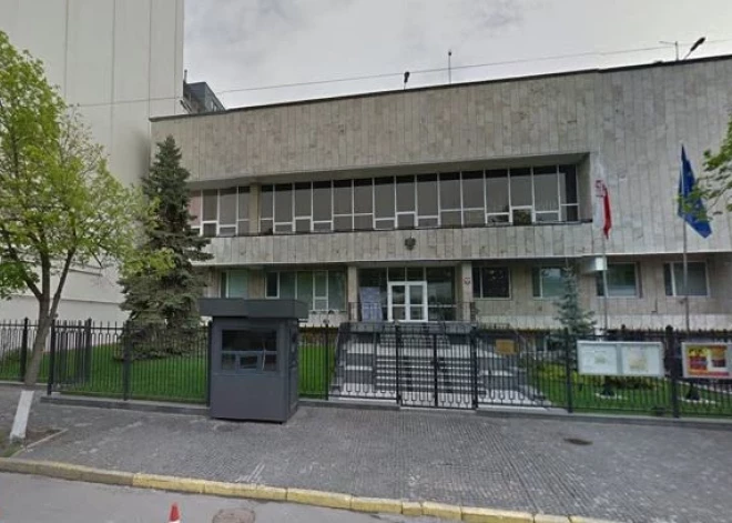 Krievijas raķešu uzbrukumā skarta Polijas vēstniecība Kijivā