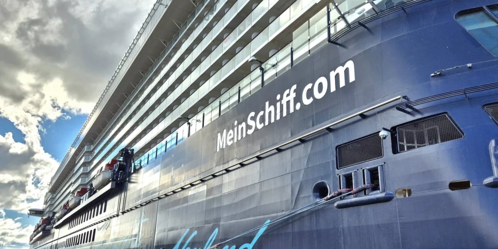 Немецкий круизный гигант Mein Schiff 3 впервые зашёл в Ригу.