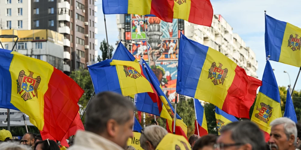 Saskaņā ar sākotnējiem rezultātiem PAS izcīnījusi 40,8% balsu, bet prokrieviskais bloks 31% balsu.