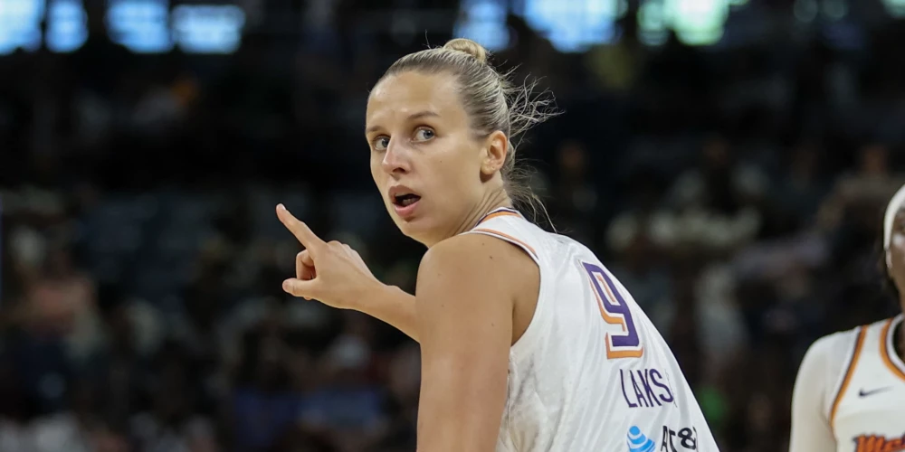Kitijas Laksas pārstāvētā "Mercury" sasniedz WNBA finālu.
