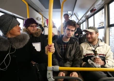 Neproti palūgt vietu autobusā, stāvi kājās...vai dot vietu transportā? 