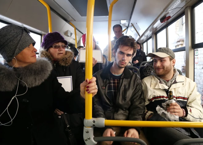 Neproti palūgt vietu autobusā, stāvi kājās...vai dot vietu transportā? 